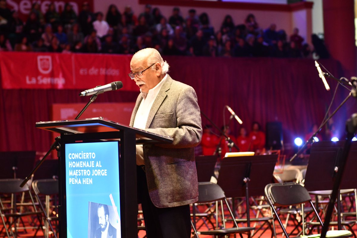 jacob_LaSerena's tweet photo. Un increíble homenaje a Jorge Peña Hen se realizó en el Coliseo Monumental, donde más de 400 músicos de 13 orquestas infantiles y juveniles de la región deleitaron a los presentes en este gran espectáculo musical. Felicitaciones, el legado del maestro sigue más vigente que nunca! https://t.co/olRQGOi0Q3