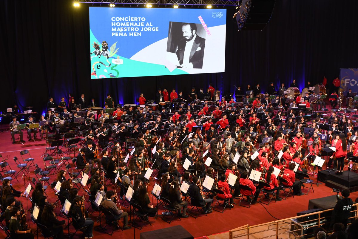 jacob_LaSerena's tweet photo. Un increíble homenaje a Jorge Peña Hen se realizó en el Coliseo Monumental, donde más de 400 músicos de 13 orquestas infantiles y juveniles de la región deleitaron a los presentes en este gran espectáculo musical. Felicitaciones, el legado del maestro sigue más vigente que nunca! https://t.co/olRQGOi0Q3