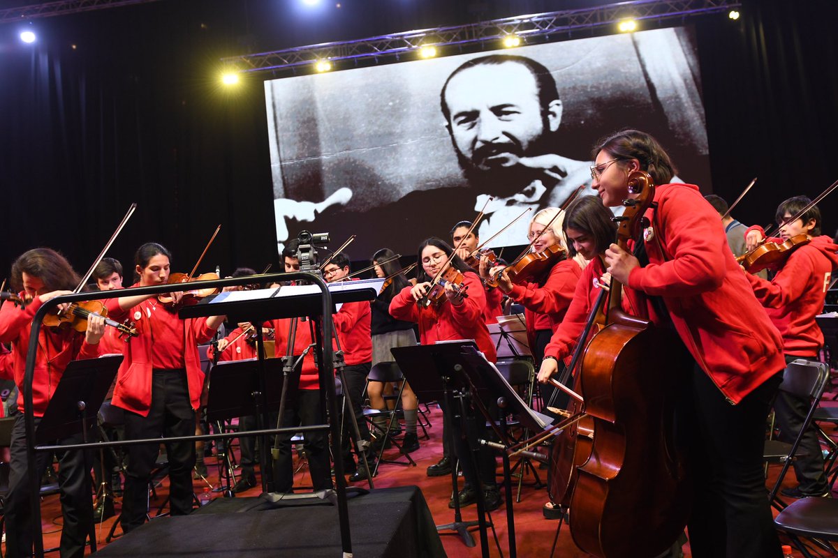 jacob_LaSerena's tweet photo. Un increíble homenaje a Jorge Peña Hen se realizó en el Coliseo Monumental, donde más de 400 músicos de 13 orquestas infantiles y juveniles de la región deleitaron a los presentes en este gran espectáculo musical. Felicitaciones, el legado del maestro sigue más vigente que nunca! https://t.co/olRQGOi0Q3