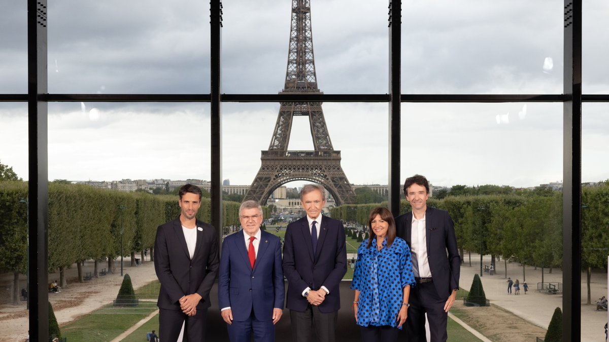 LVMH's tweet photo. With the @Paris2024 Olympic and Paralympic Games set to begin exactly a year from now, LVMH has become a Premium Partner of this global event.

Learn More: https://t.co/2olbsCdbxh

#LVMH #Paris2024 #ArtisanDeToutesLesVictoires https://t.co/XwVln2ncLm