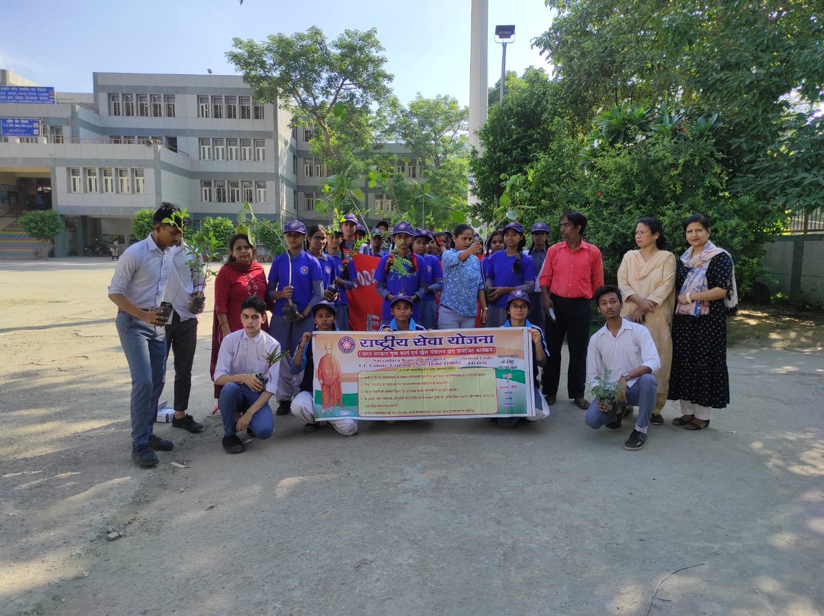 unit_skv's tweet photo. Our volunteers participated in Mega plantation drive under Meri mati Mera Desh program near Divydham vatika. Teachers, SMC member and supporting staff along with local people took part in this drive and motivated our volunteers for plantation.@_NSSIndia @NssrdD @ConnectingNss https://t.co/8yqqT2P01j