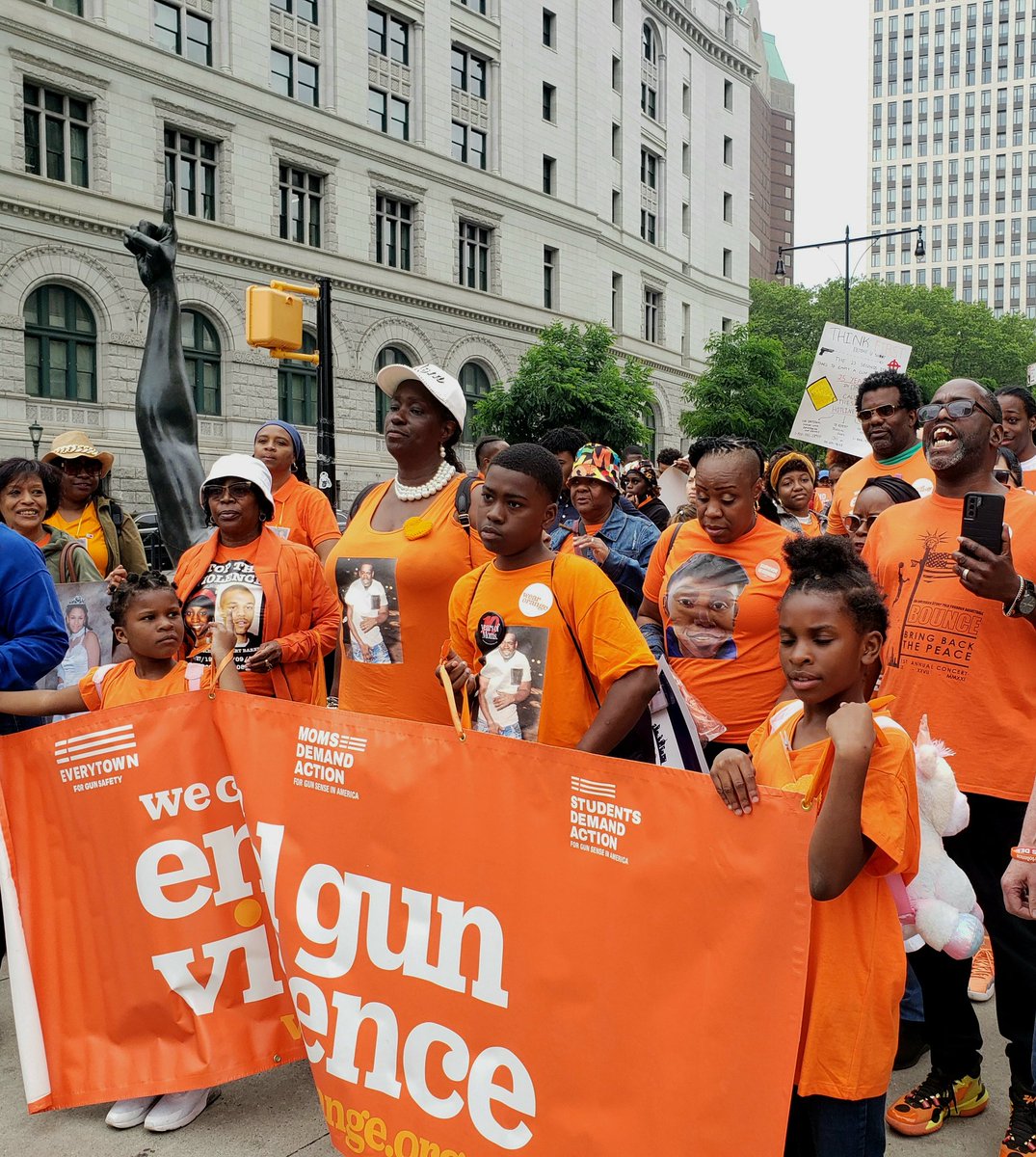 LawrenceBKLYNNY's tweet photo. Gun violence in America - 7/24/2023

👉24,259 dead

👉21,261 injured

👉406 mass shootings 

Does this make you feel safe? 

If not text READY to 644-33 and join the 10 million @Everytown and @MomsDemand volunteers working together to #EndGunViolence https://t.co/ikmh6miCSh