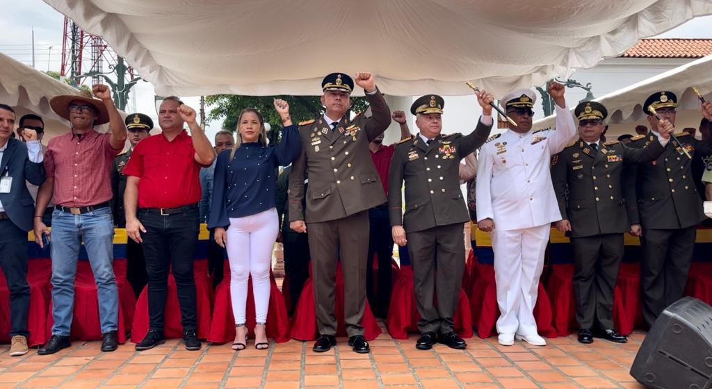 SoyPsuvBarinas's tweet photo. #EnFotos | Desde la Plaza Bolívar en #Barinas, se desarrolla el acto conmemorativo de los 240 años del natalicio de nuestro Libertador Simón Bolívar, y Bicentenario de la Batalla Naval del Lago de Maracaibo

#24Jul 
#PsuvBarinas
#BatallaNaval200 https://t.co/K4MDCrYvxr