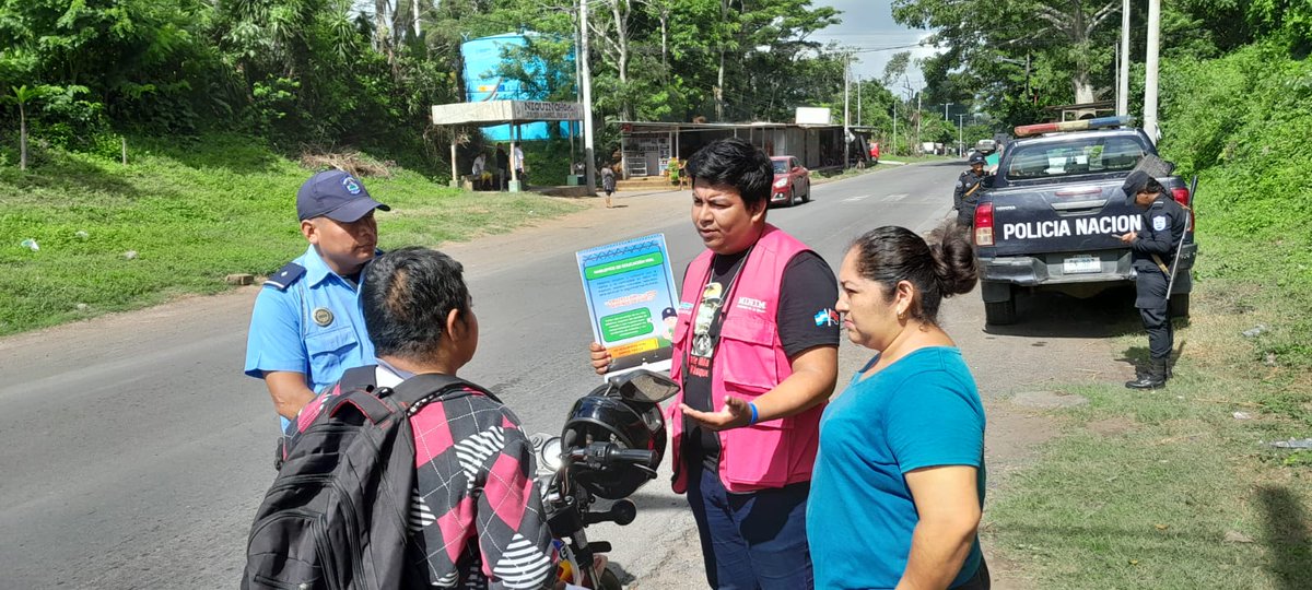 MINIMNicaragua's tweet photo. 📍#Niquinohomo #Sebaco #RACS // Realizamos platicas promoviendo conciencia en los conductores para la seguridad y el cuido de la vida de los peatones en las calles y carreteras a través de la Cartilla de Educción Vial 👮♀️👮🚓🛵 https://t.co/SPjb0P9miQ