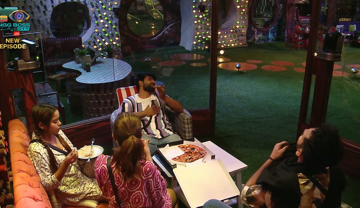 aaj_ka_ladkaa's tweet photo. Elvish yadav said ki mereko yeh dekhkar bekar laga ki yeh task (angels vs devils) me kutte jeete hai or un kutto me mai v hu. Isliye muje yeh special khana khane m v interest ni hai.
He is such a gem 💎 #elvishyadav
#bbott2 #biggbossott2 #angelsvsdevils https://t.co/l1YiVJQg74