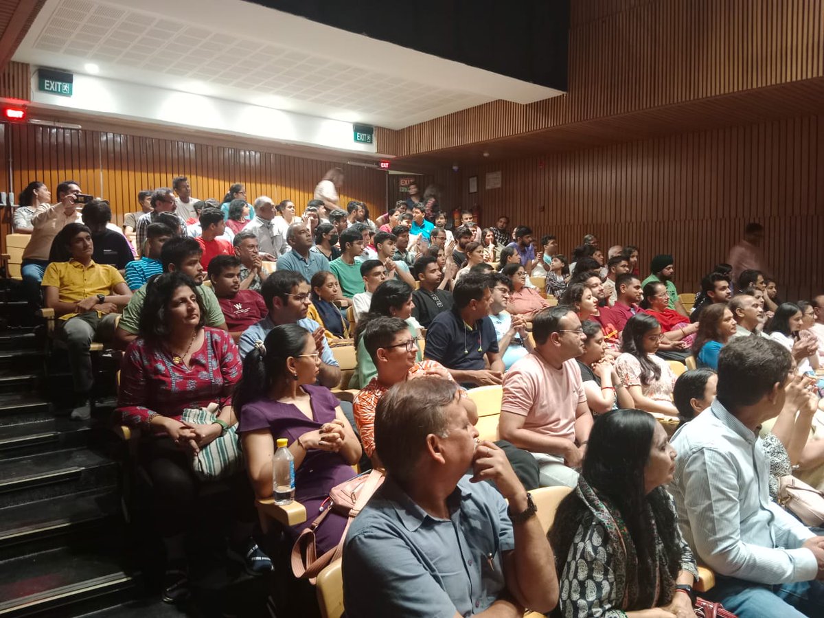 Mahendra_Rshree's tweet image. Hindi version of @BhojpuriNatak #Kabristan-ka-udghatan was a hit show. @bookmyshow displayed the #Soldout notice 4 hours before the show started. @Rangashree1 had to sell the volunteers&apos; seats to accommodate few. Late comers had to go back