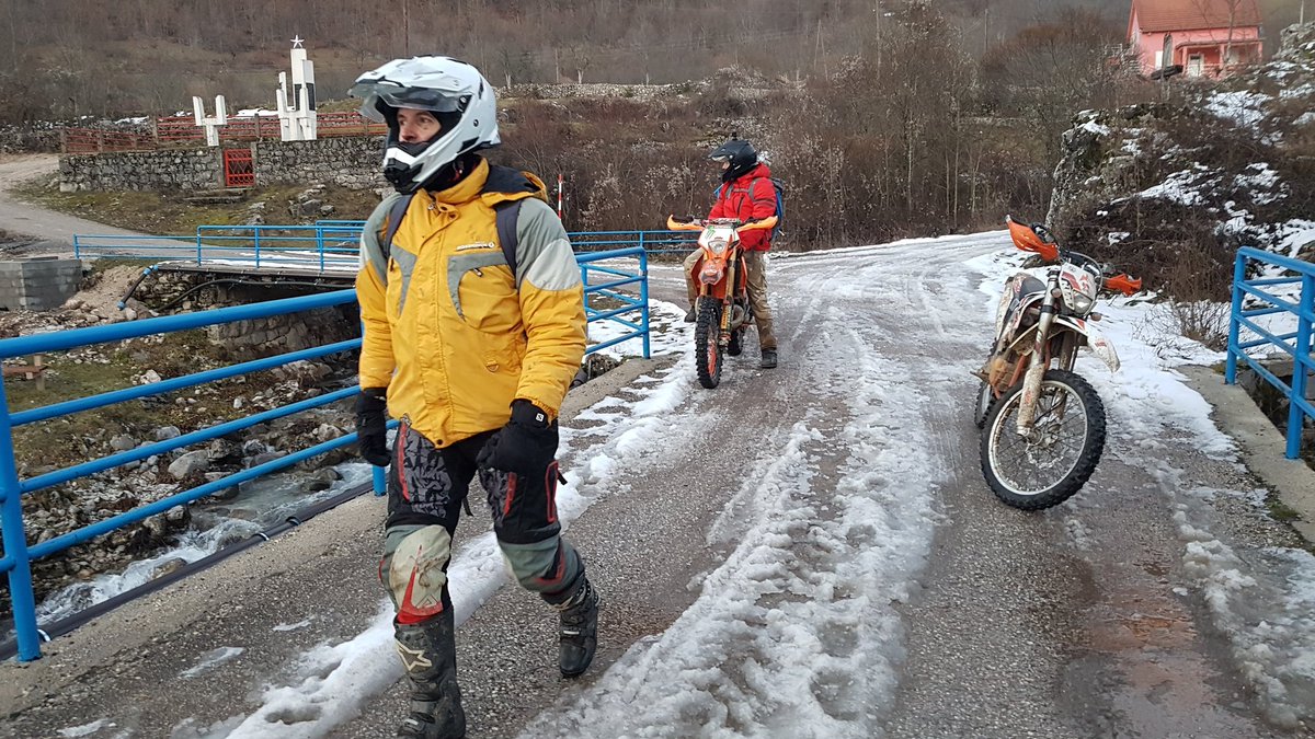 ivan_drobnjak's tweet photo. Poslije jedne rakije spuštili smo se u Bijelu zaleđenim putem a onda dalje ka Vučju
#CrnomGorom #Monteguide 
#MonteguideTeam #Montenegro #ZimskeVoznje https://t.co/AB5dK78Px4