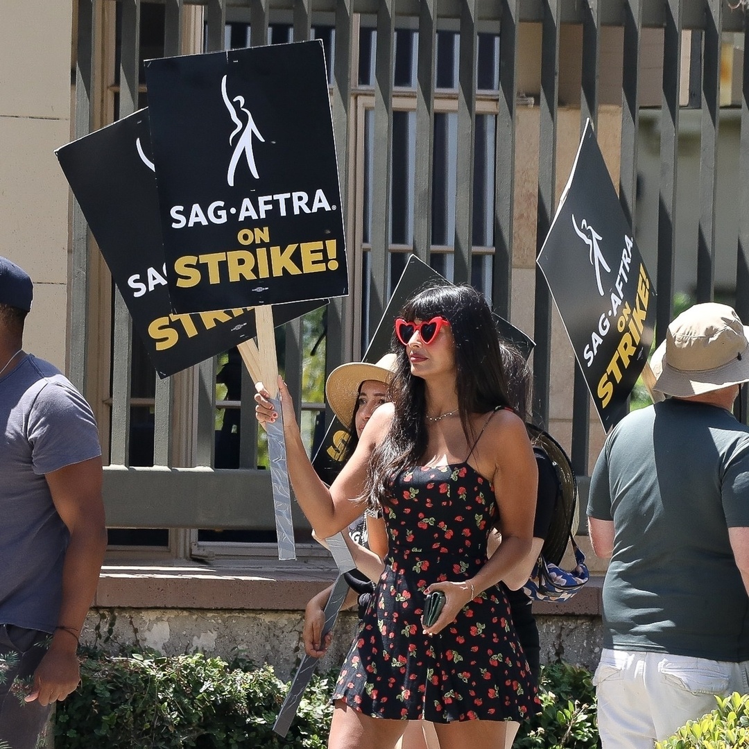 Jameela Jamil shows solidarity with SAG-AFTRA strike participants, joining them on the picket line in Burbank

More images at: https://t.co/cEUct0eMnC

#JameelaJamil #GAWBY https://t.co/KSQhtiYR2C