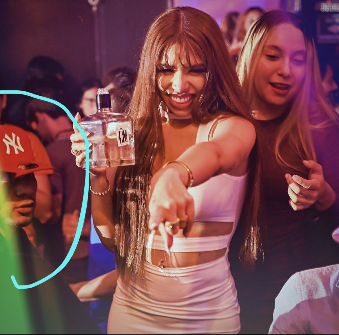 michellexofical's tweet photo. @yerimua Para ser una chica exclusiva tienes malos gustos tu nuevo chacal es la copia barata de naim que lo quieres vestir igual que el https://t.co/plFRzxZAWB