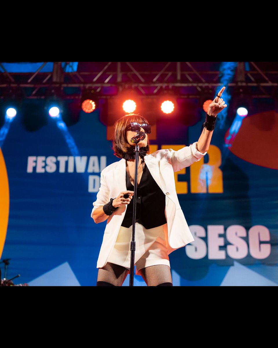 AbreuFernanda's tweet photo. Muito obrigada a minha banda e equipe e a todos que fizeram de ontem essa noite mágica! Parabéns ao @sescdf e todos os realizadores e apoiadores do Festival de Inverno mais quente da Estação😉🎶🔥
📸: @felipefmenezes / SESC-DF
#festivaldeinverno40graus #sescdf #amorgeral https://t.co/QUS7VP3Nmk