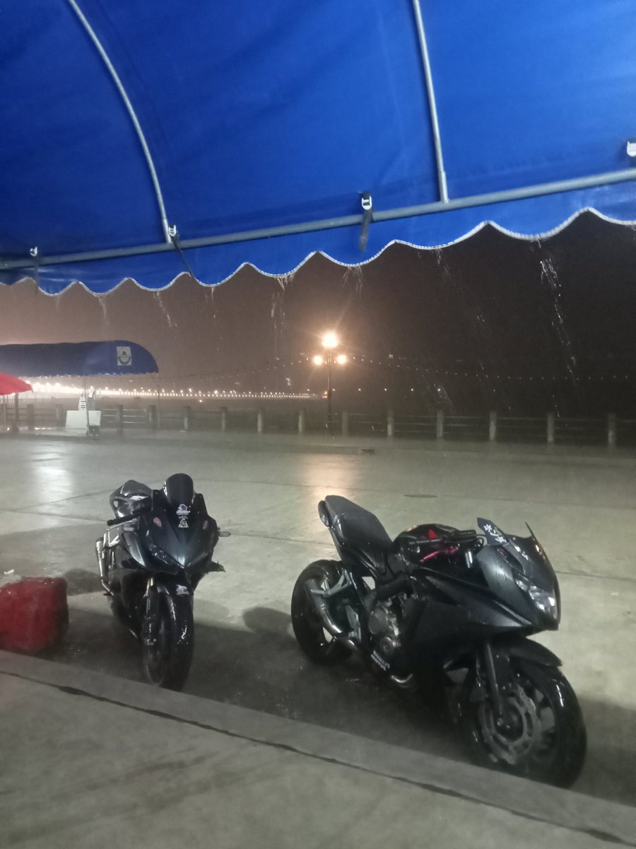 Touchoflove12's tweet photo. ติดฝนอีกแล้วครับท่าน https://t.co/OTuU04OOcM