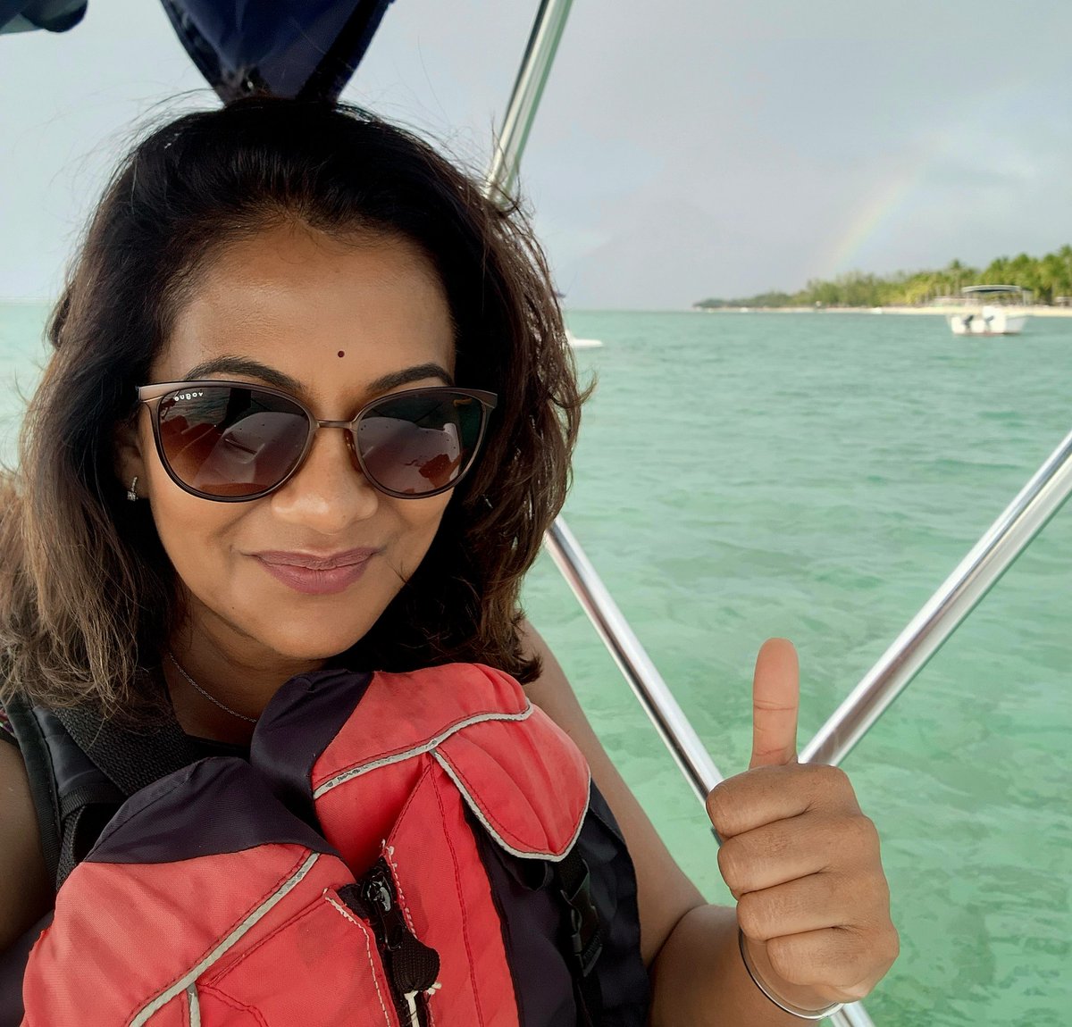 Devi_HQ's tweet photo. I look at the #BigMambas posting fab pics of their holidays - I'm not that good.
Apologies.
I'm just a blerrie #NonSwimmer trying to be brave in 1.2m water depth
So, maybe just look at the #rainbow and my #HumidHair
#SugarBeachMauritius #WorldLeisureHolidays #Your_SunLife https://t.co/c5RKMzC6Nd