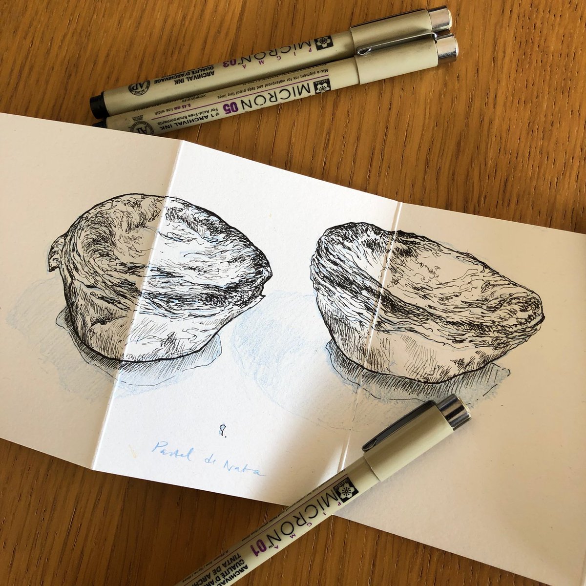 Lucia_Antunes's tweet photo. Imergir // 08. // Pastellis natensis
#ilustração #ilustration #desenho #sketchbook #sketching #sketch #fieldsketching #graphite #graphitesketch #sketchbookdrawing #sketchbookart #sakurapens #blackandwhite #food #pasteldenata #foodsketching #fooddrawing https://t.co/STGz8LdIv2