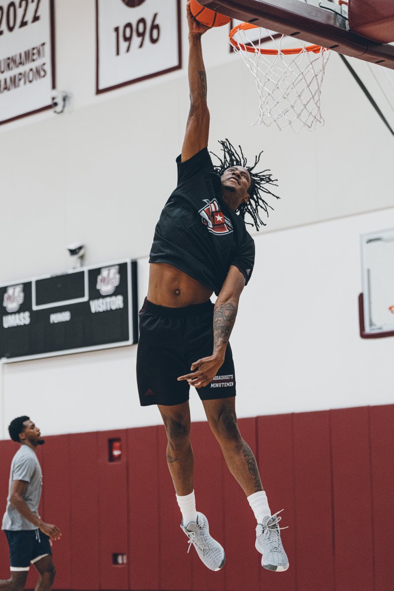 TheMassCo's tweet photo. Tonight on ESPNU at 9 PM: Join the #PledgePerPoint for Commonwealth TBT...$21 per point committed so far with a goal of $100/point #GOUMass Help us build the strongest #NIL Collective in the A10 https://t.co/nK5qILhNLD https://t.co/d1ci9j8VWV