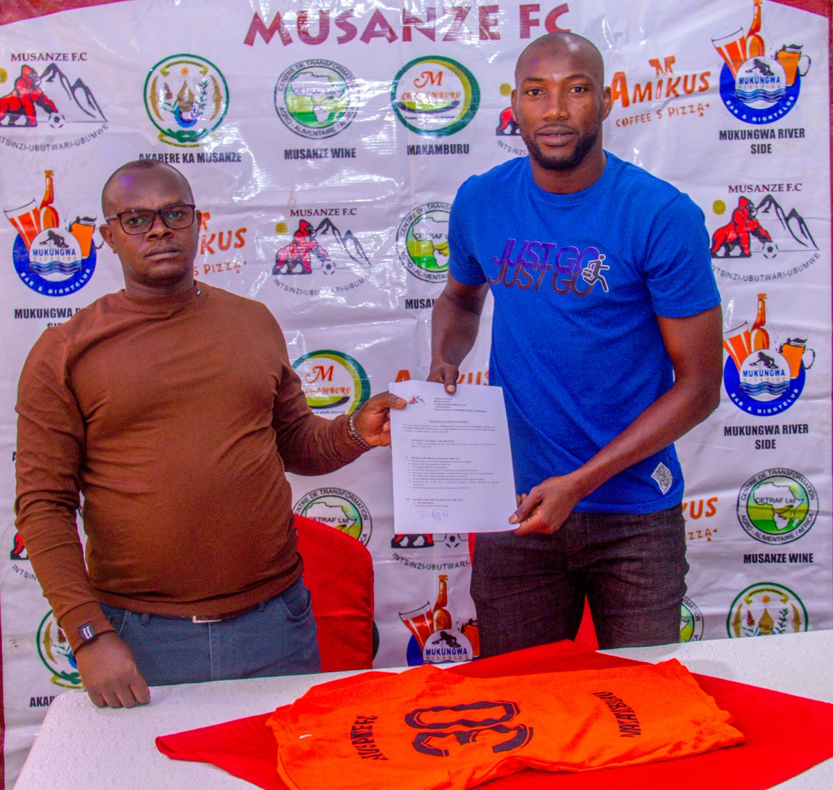 Mamaurwagasabo1's tweet image. umuzamu w&apos;ikipe y&apos;IIgihugu ya #Gambia 🇬🇲  witwa #Modou Jobe yasinyiye @musanzefc  , 
Mu kiganiro amaze kugirana n&apos;umunyamakuru wa #mamaurwagasabo  asoje imyitozo  ye ya mbere agize ati:&quot; ndaje ngo twese dufatanye ku buryo twazaza ku mwanya wa 3 cg 2.&quot;
mamaurwagasabo.rw/Umuzamu-wa-Gam…