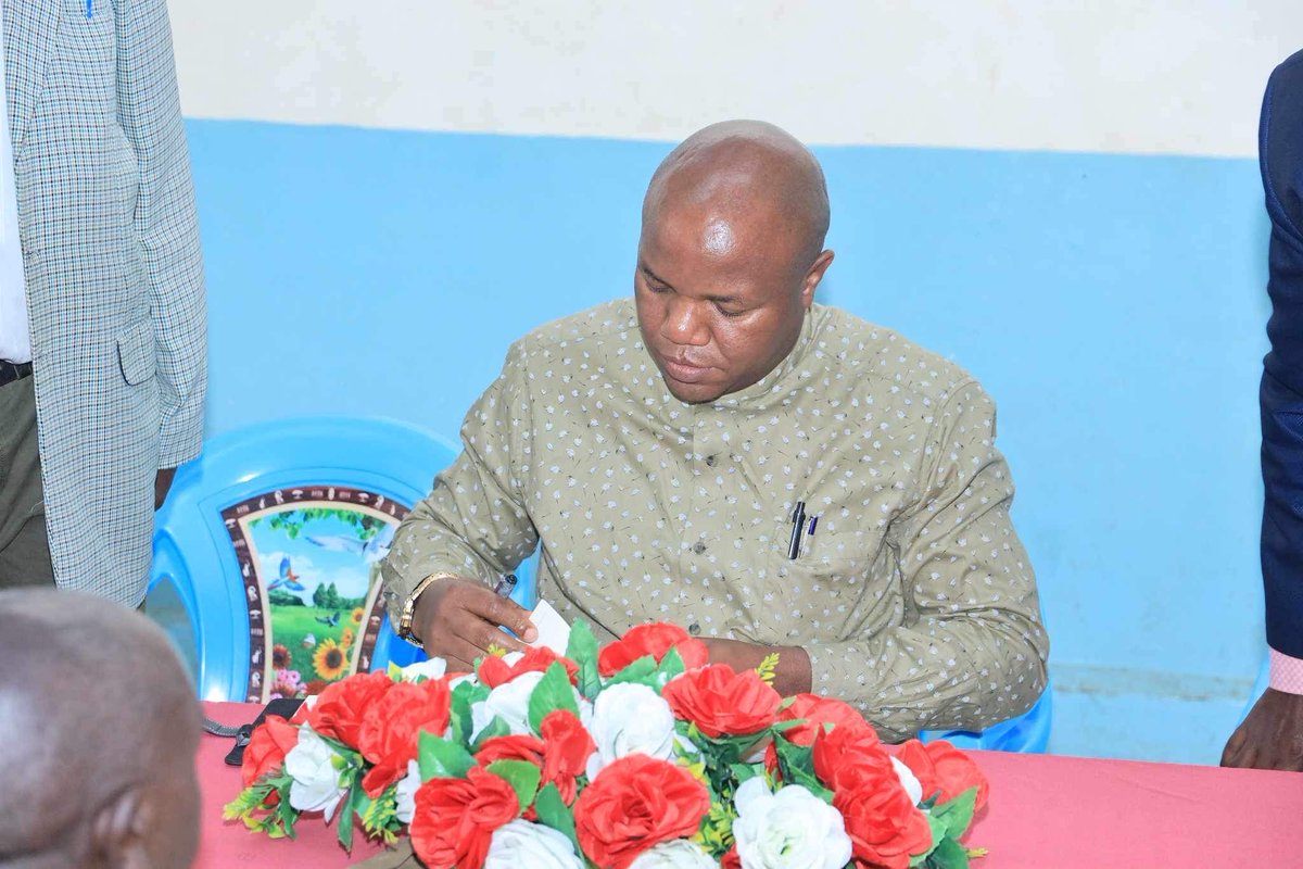 HEFMwangangi's tweet photo. After a successful engagement with grassroot leaders in Yatta,I engaged students from Kipawa Training Center at St.Pauls Catholic Church grounds,Matuu today. I paid fees for several of them as an encouragement to work hard and build their future.
#letsmakethedifference. https://t.co/4fDioCqaNI