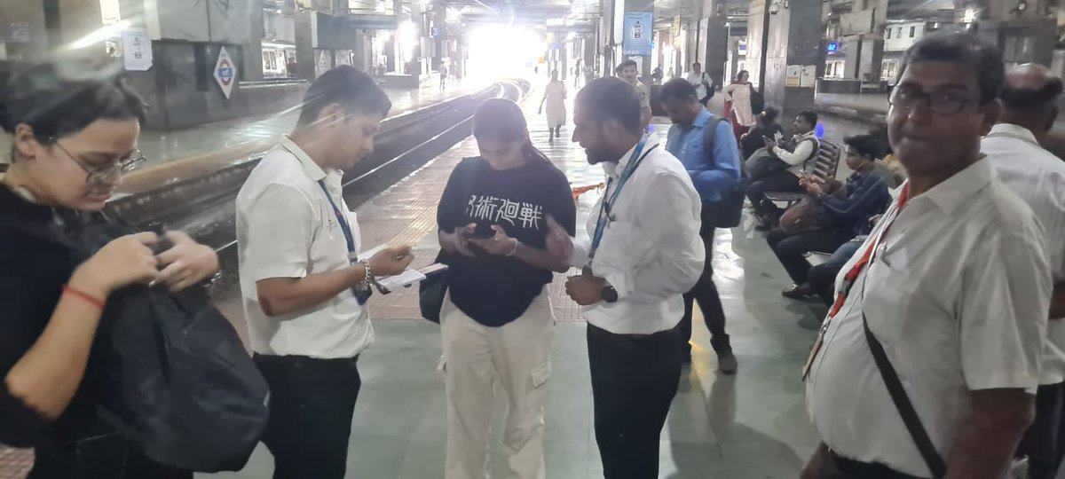 Intensive Ticket checking Drive conducted in #Vashistation on 24/07/2023 against Ticketless & unauthorized passengers during Evening hours.  

'𝐖𝐞 𝐚𝐩𝐩𝐞𝐚𝐥 𝐭𝐨 𝐚𝐥𝐥 𝐩𝐚𝐬𝐬𝐞𝐧𝐠𝐞𝐫𝐬 𝐭𝐨 𝐭𝐫𝐚𝐯𝐞𝐥 𝐨𝐧 𝐚 𝐯𝐚𝐥𝐢𝐝 𝐭𝐢𝐜𝐤𝐞𝐭'. @drmmumbaicr @Central_Railway