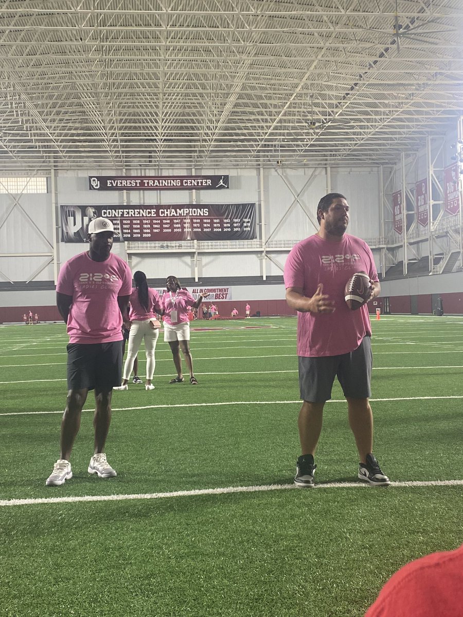 tierani_kristen's tweet photo. They explained the relationship between the QB &amp; RB on a hand-off: lining up, the QB hands off with straight arms, the RB creates a pocket for the QB to place the ball in, the RB doesn’t go reaching for the ball &amp; the QB doesn’t hand off past his outside leg. #BallProtection https://t.co/xOndm7eJgt