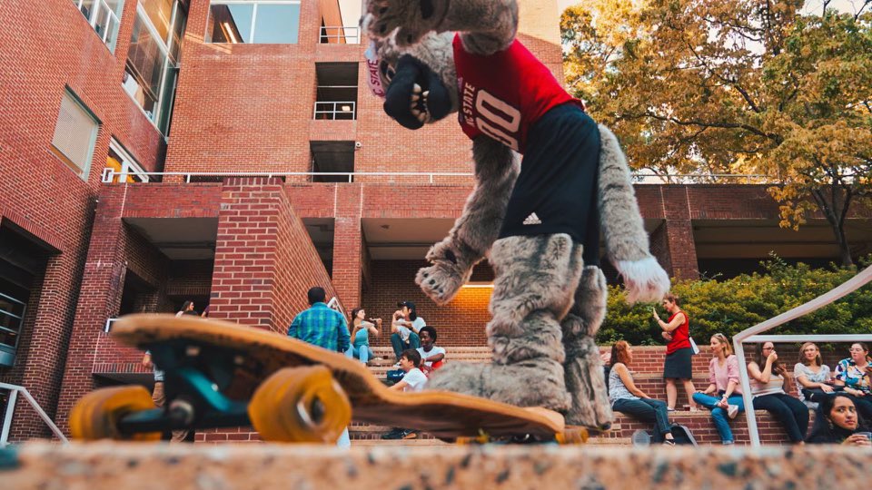 Just skating through this Monday! Have a great week, Pack! - Mr Wuf 🛹🙌