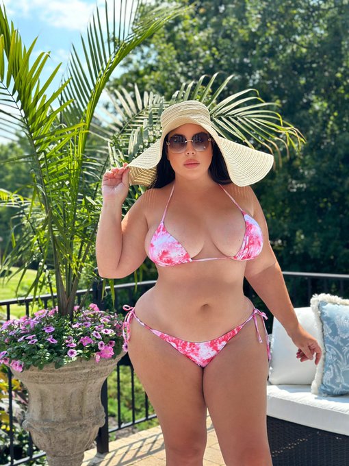 How&rsquo;s my hip to waist ratio?   https://t.co/bWO5AJGaCz https://t.co/dIhSdCbrSg