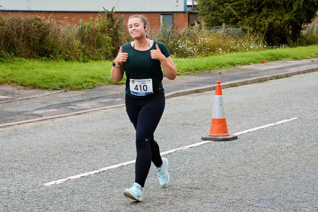 HanJane_31's tweet photo. #medalmonday Helena Tipping 10k yesterday with Dad @stannerstri & our friend Ian. It may of been slow thanks to my chest & sickness that morning but I finished. After a yr since everything went 🙃 & a day in 🏥 battling to get back 🏃♀️& be me again I did it #autoimmunelife #SRUK https://t.co/nveMn9HEl8