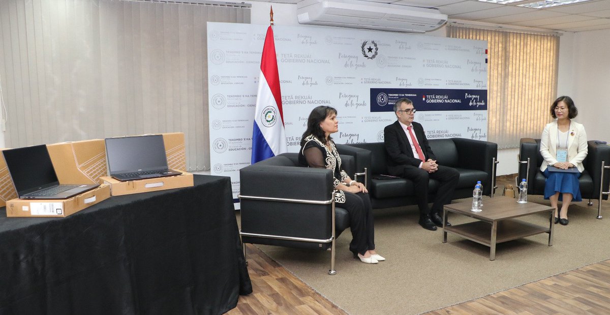 MECpy's tweet photo. Entregan notebooks en el marco del convenio de cooperación entre el #MEC y la Oficina de Educación de Chungcheongbuk-do, Corea del Sur 🇵🇾🤝🇰🇷

Destinadas a docentes que participarán en jornadas de formación en el uso pedagógico de las TIC, a cargo de técnicos coreanos 👩‍💻👨‍💻 https://t.co/TBDyrd85h7