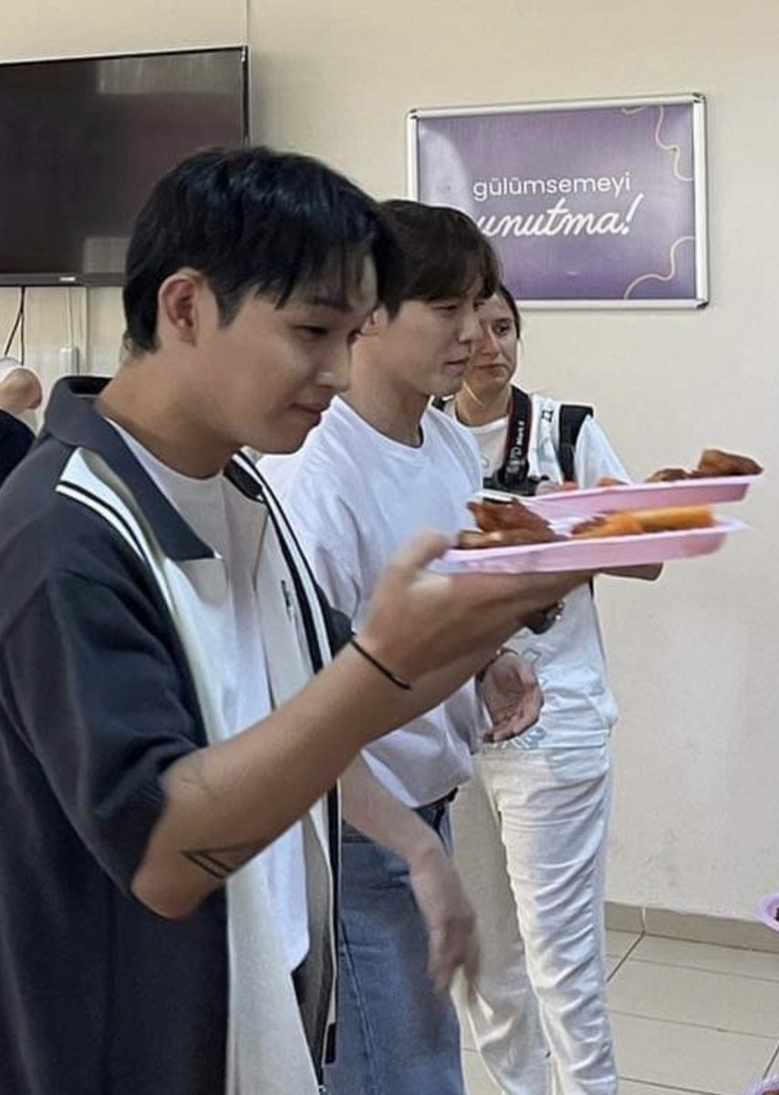 btobmelodysj's tweet photo. Find someone who looks at you like hyunsik looks at food 🙈 AHAHAHAH https://t.co/lqZKDQq0gy