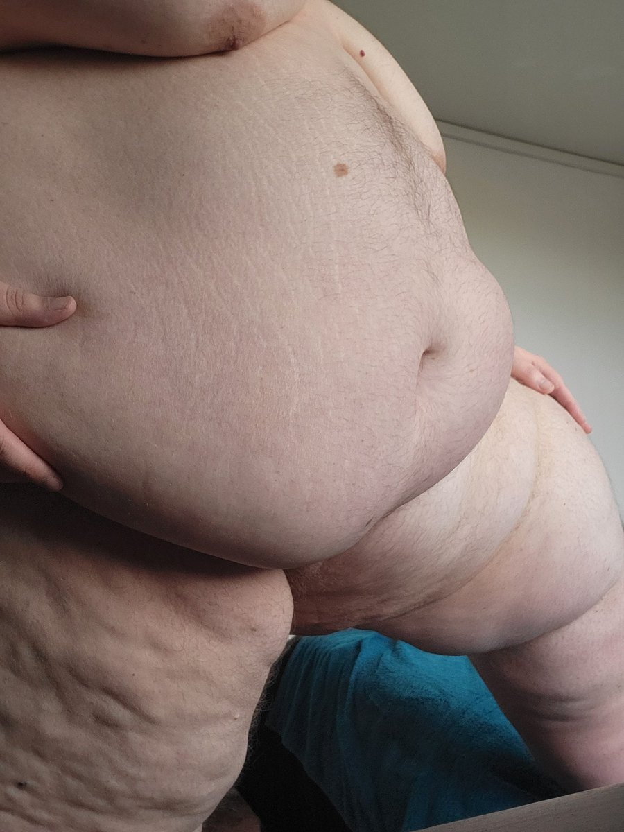 Apparently the circumference of my thighs is 41 inches. You'll have to just take my word for it though since holding the tape measure and taking the photo turned out to be a bit of a challenge. 😂

#gaychub #gaysuperchub