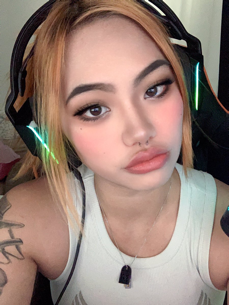 going live with the girls <a href="/SkelpNYX/">Skelp NYX ☪︎</a> on <a href="/CTilburyMakeup/">Charlotte Tilbury Beauty</a> twitch channel at 7pm! come watch us look pretty and play good! 🤍