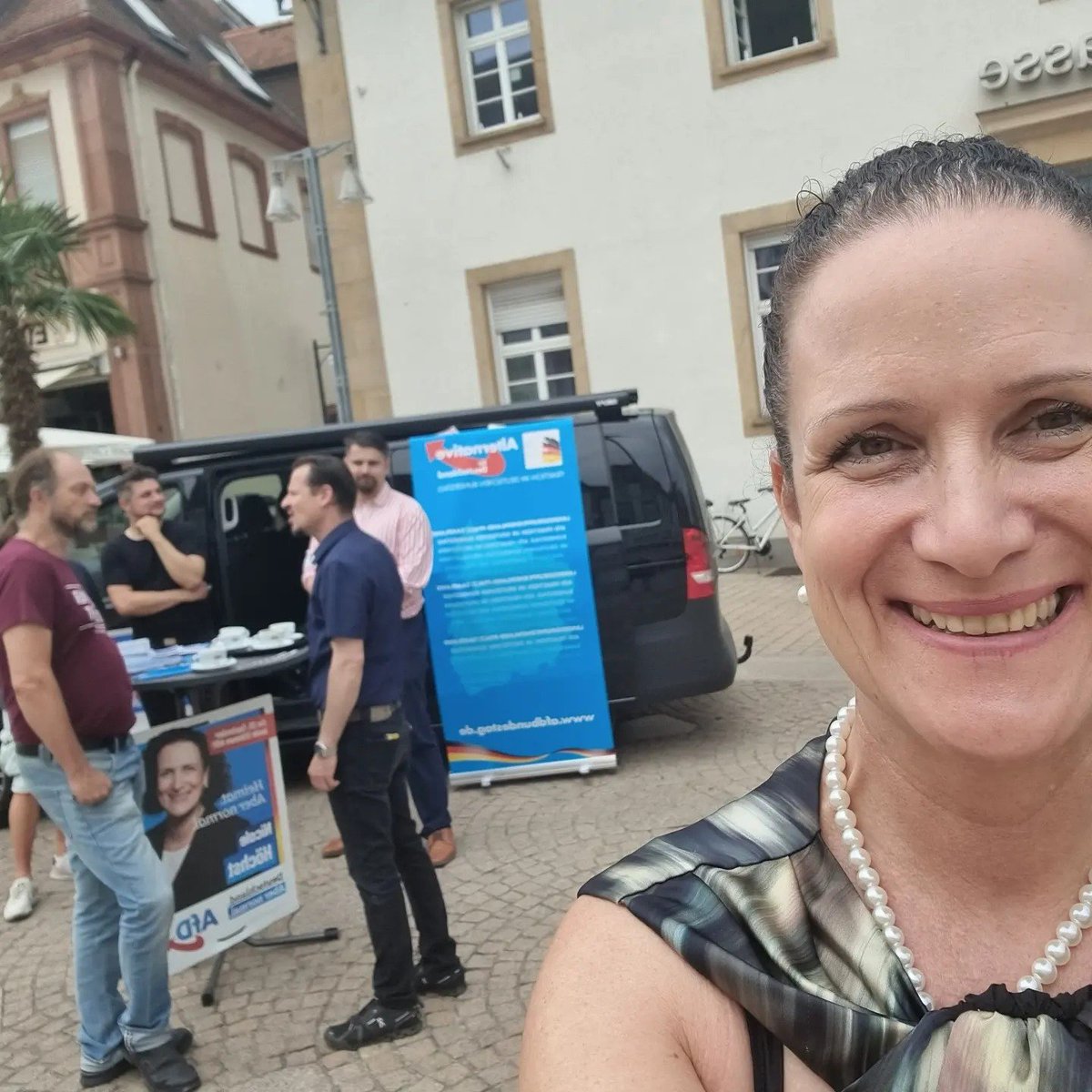 Nicole_Hoechst's tweet photo. Erfolgreicher Auftakt meiner Wahlkreis-Tour gegenüber dem Rathaus von Speyer🇩🇪 https://t.co/58Z3OgwOqH