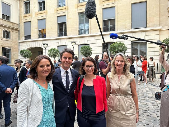 GAttalActu's tweet photo. 🇫🇷🖊 Nouvelles photos de @GabrielAttal, accompagné de la Secrétaire d'État Prisca Thévenot et de députés « Renaissance », lors de la Cérémonie de passation de pouvoir dans les bâtiments du Ministère de l'Éducation Nationale et de la Jeunesse le 20 juillet dernier. https://t.co/NcVUQv2h6X