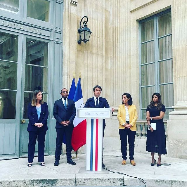 GAttalActu's tweet photo. 🇫🇷🖊 Nouvelles photos de @GabrielAttal, accompagné de la Secrétaire d'État Prisca Thévenot et de députés « Renaissance », lors de la Cérémonie de passation de pouvoir dans les bâtiments du Ministère de l'Éducation Nationale et de la Jeunesse le 20 juillet dernier. https://t.co/NcVUQv2h6X