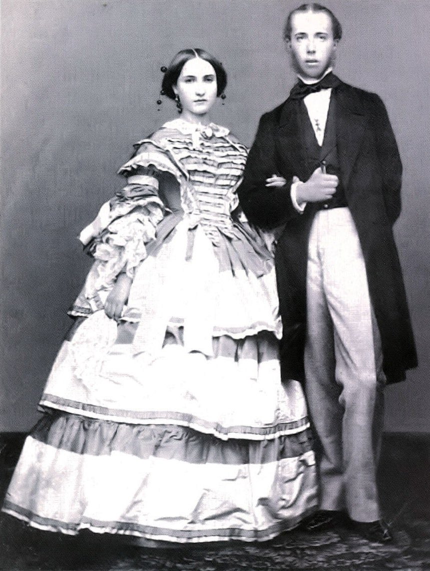 Cuauhtemoc_1521's tweet photo. La dura carta que le mandó Carlota a Maximiliano desde Europa en 1866, la misma que influyó en que el austriaco decidiera quedarse en México en lugar de regresar a Europa. Podemos afirmar que  Carlota fue en cierta medida del fatídico destino del “emperador mexicano”. Queda plasmado que no era de gratis el apodo de Carlota, La Roja… 

“Abdicar es condernarse, extenderse así mismo un certificado de incapacidad y esto es sólo aceptable en ancianos o en imbéciles. No es la manera de actuar de un príncipe de 34 años, lleno de vida y esperanzas en el porvenir. Yo no conozco ninguna situación en la cual la abdicación no fuera otra cosa que es una falta o una cobardía. En tanto que haya aquí un emperador, habrá un imperio, incluso aunque sólo le pertenezcan seis pies de tierra. El imperio no es otra cosa que un emperador”.