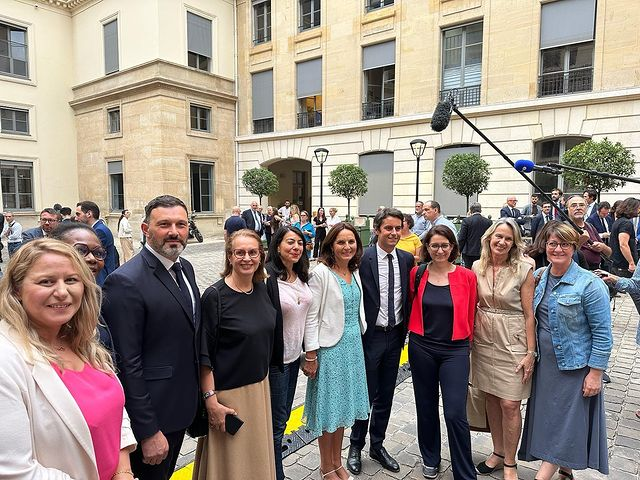 GAttalActu's tweet photo. 🇫🇷🖊 Nouvelles photos de @GabrielAttal, accompagné de la Secrétaire d'État Prisca Thévenot et de députés « Renaissance », lors de la Cérémonie de passation de pouvoir dans les bâtiments du Ministère de l'Éducation Nationale et de la Jeunesse le 20 juillet dernier. https://t.co/NcVUQv2h6X