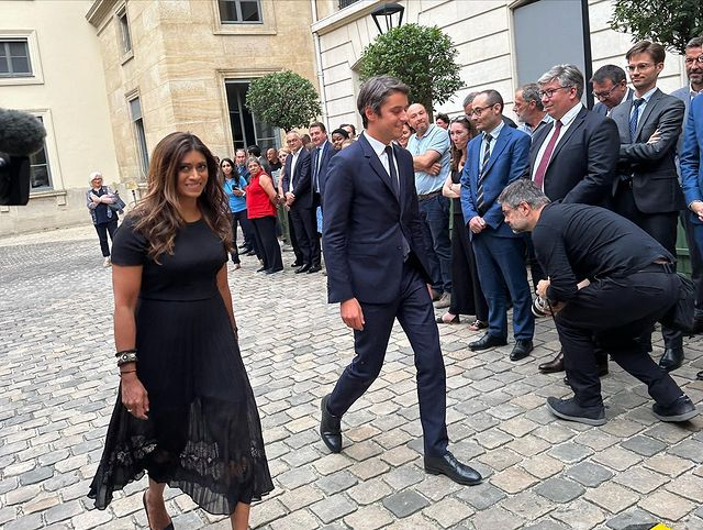 GAttalActu's tweet photo. 🇫🇷🖊 Nouvelles photos de @GabrielAttal, accompagné de la Secrétaire d'État Prisca Thévenot et de députés « Renaissance », lors de la Cérémonie de passation de pouvoir dans les bâtiments du Ministère de l'Éducation Nationale et de la Jeunesse le 20 juillet dernier. https://t.co/NcVUQv2h6X