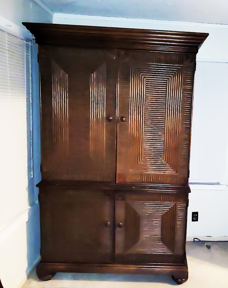 rmcconico's tweet photo. Old Armoire https://t.co/dbSbLQ2SRK https://t.co/urAi07Lch7