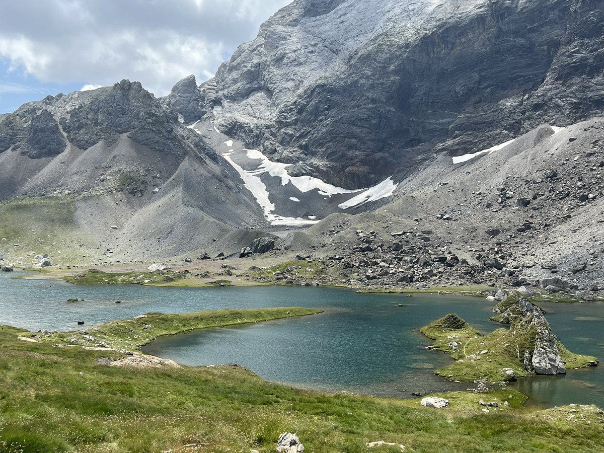 corinne_crabe's tweet photo. Traversée de #piau à la vallée de la Gela en passant par la Hourquette de Chermentas et les lacs de #barroude 
Quel sentier en balcon et variété de paysages #aurelouron #pyrenees https://t.co/LHsopw1Qjh