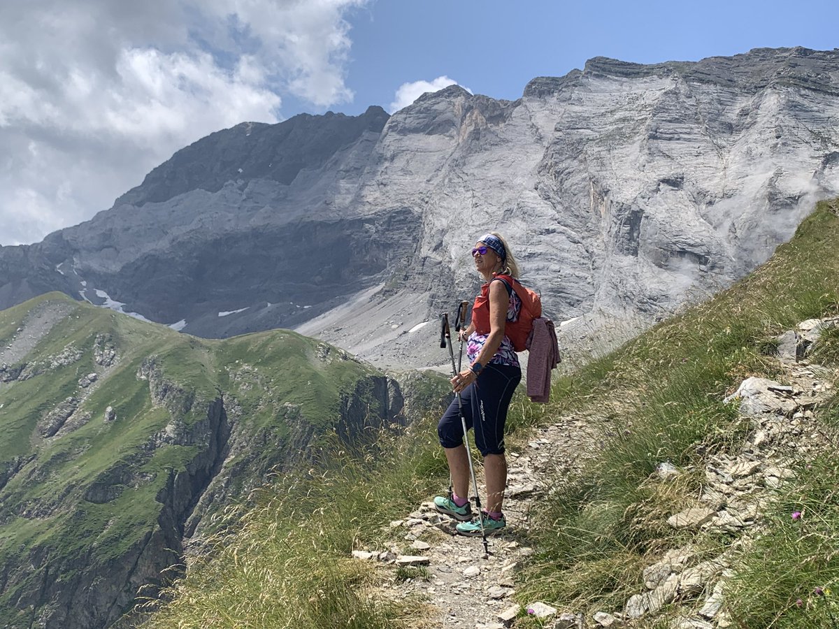 Traversée de #piau à la vallée de la Gela en passant par la Hourquette de Chermentas et les lacs de #barroude 
Quel sentier en balcon et variété de paysages #aurelouron #pyrenees