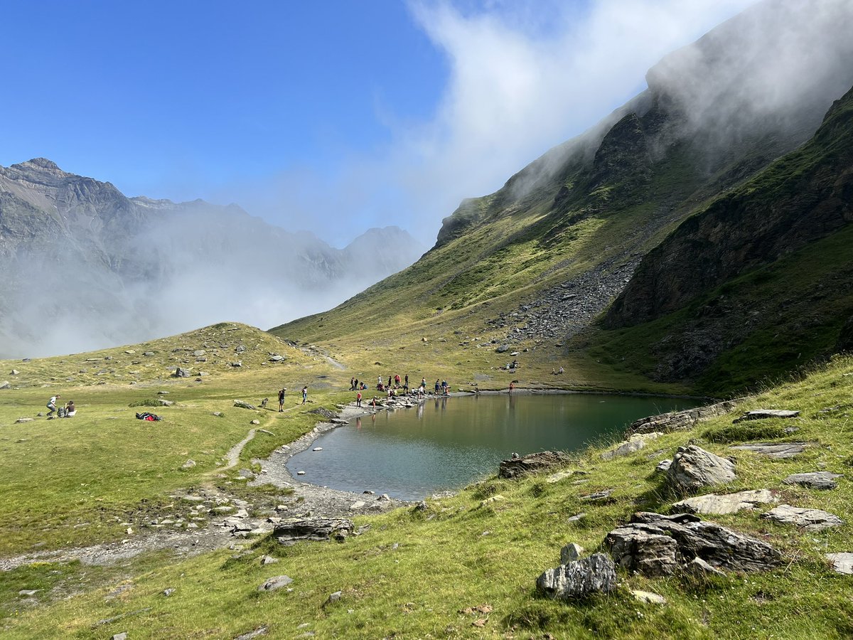 corinne_crabe's tweet photo. Traversée de #piau à la vallée de la Gela en passant par la Hourquette de Chermentas et les lacs de #barroude 
Quel sentier en balcon et variété de paysages #aurelouron #pyrenees https://t.co/LHsopw1Qjh