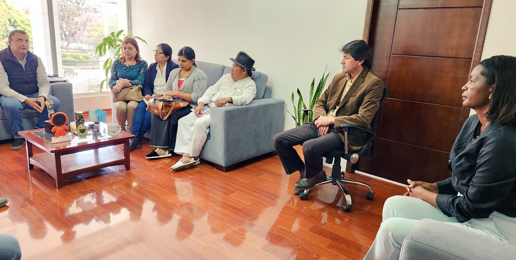 EducacionZ1Ec's tweet photo. AHORA | La coordinadora @martaluciavale se reúne con @JomarCevallos Alcalde de #Cotacachi. La finalidad de este diálogo es articular la intervención de infraestructura educativa en instituciones educativas del cantón. #ResultadosEnEducación https://t.co/qcMpvlTdwR