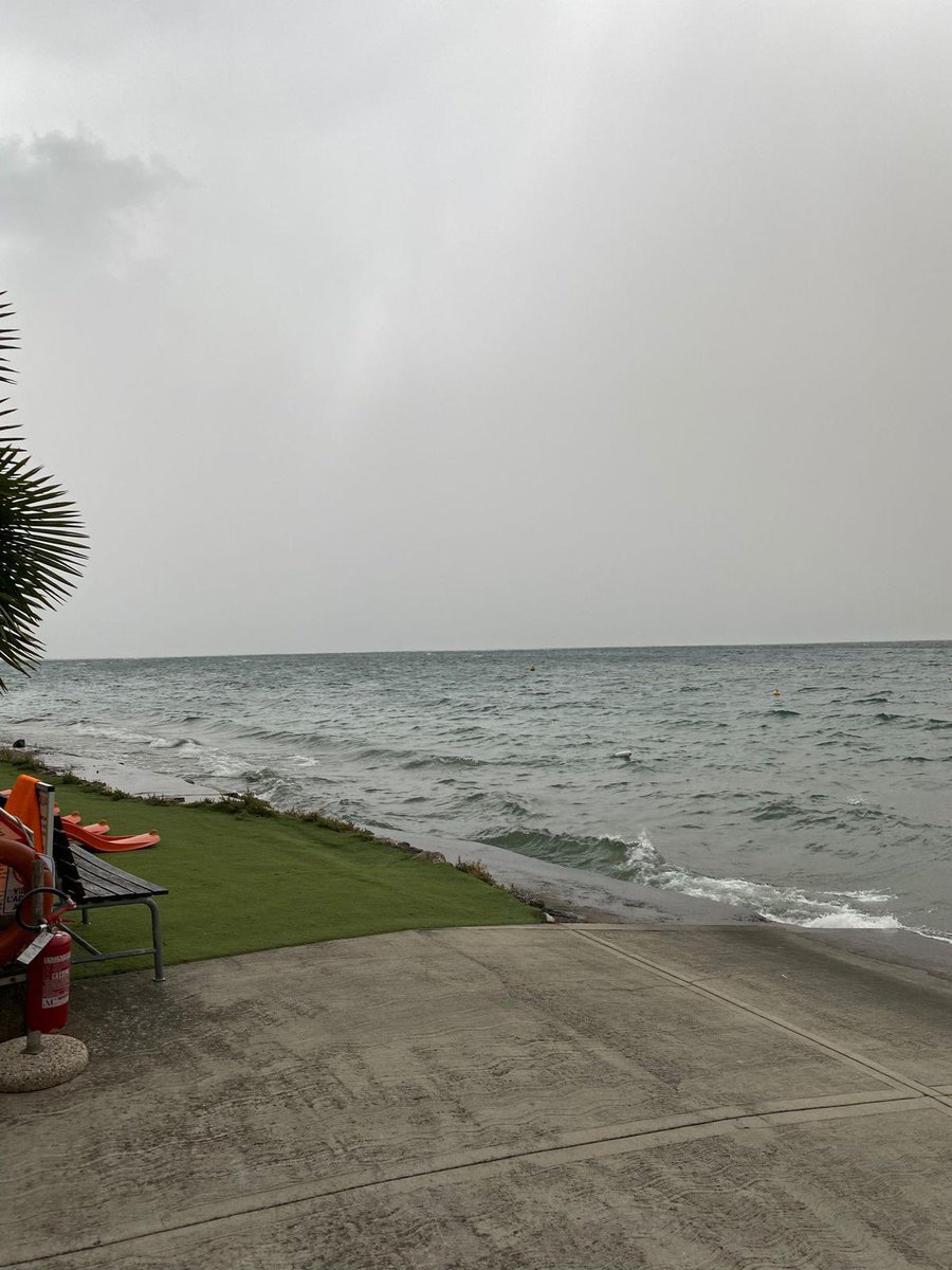 Toegestuurd gekregen vanuit Italië, #Iseo meer. Foto’s van enkele dagen geleden. 
Fikse regen/hagel gordijn die de bergen over komen.