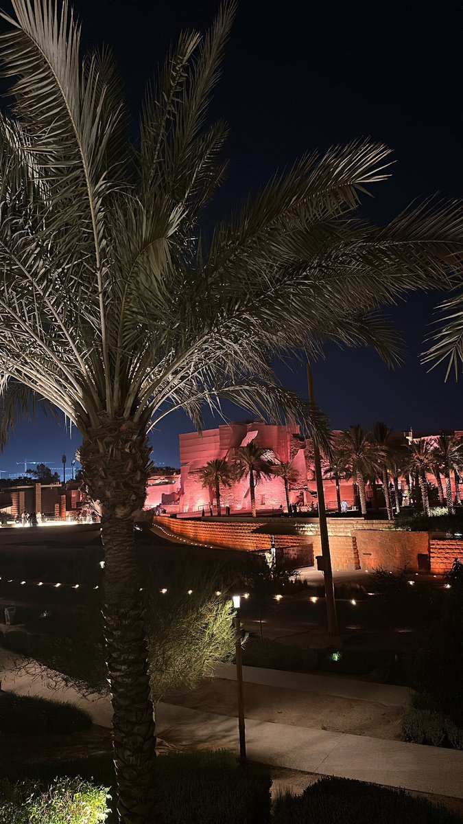 DrN000N's tweet image. "ما من شيء يعادل اشراقة الوقوف بعيدا عن الحشود المتغيّرة والازدحامات المتقلّبة..
ان تضيء دوما في ركنٍ دافئ و رقيق وثابت..
تعيش دوما سعادتك الصغيرة والحقيقية
وتسعى كل يوم خلف احلامك البعيدة عن البريق
متوحدا في ألفة الأيام مع قلّة تنتمي بروحك إليهم واماكن لا تخص سواك"

#روح_الحياة