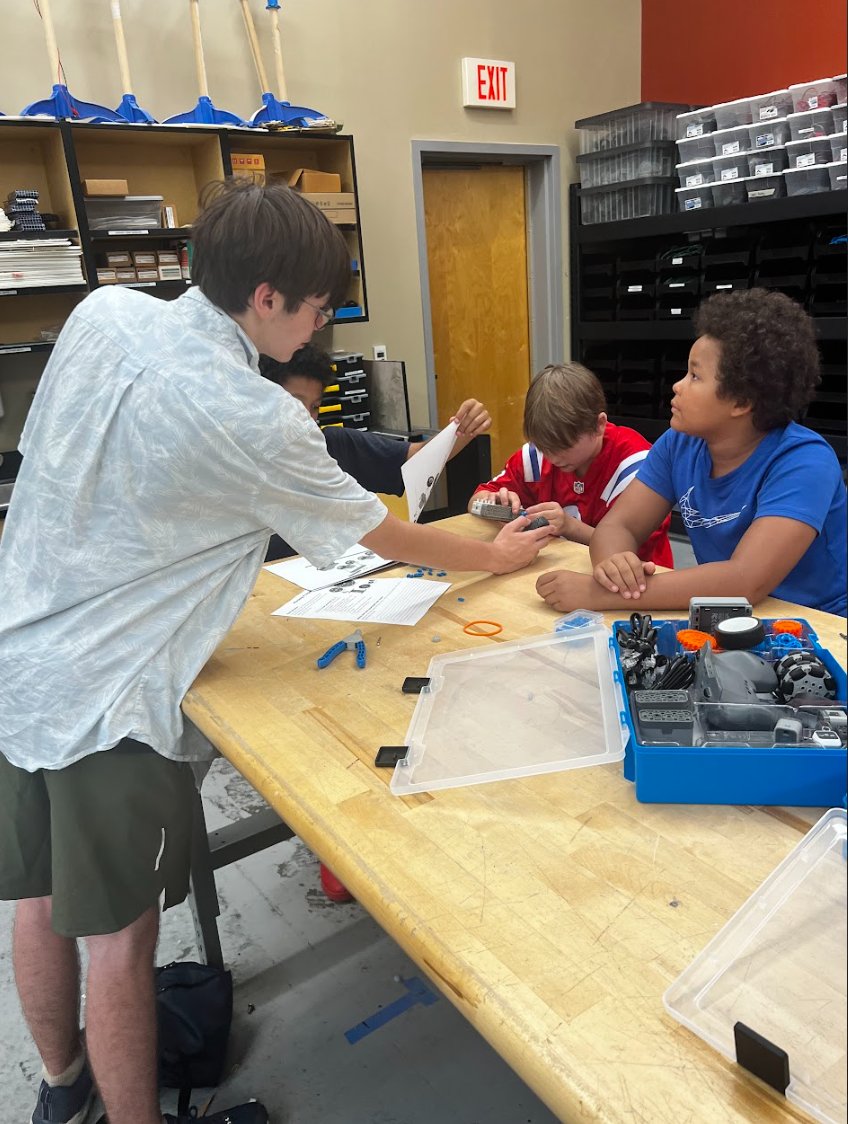nkhsrobotics's tweet photo. Robo-Ruckus is off to a great start! Today we had a blast playing some teambuilding games, then we started to build our robots! https://t.co/S92diqoG0H