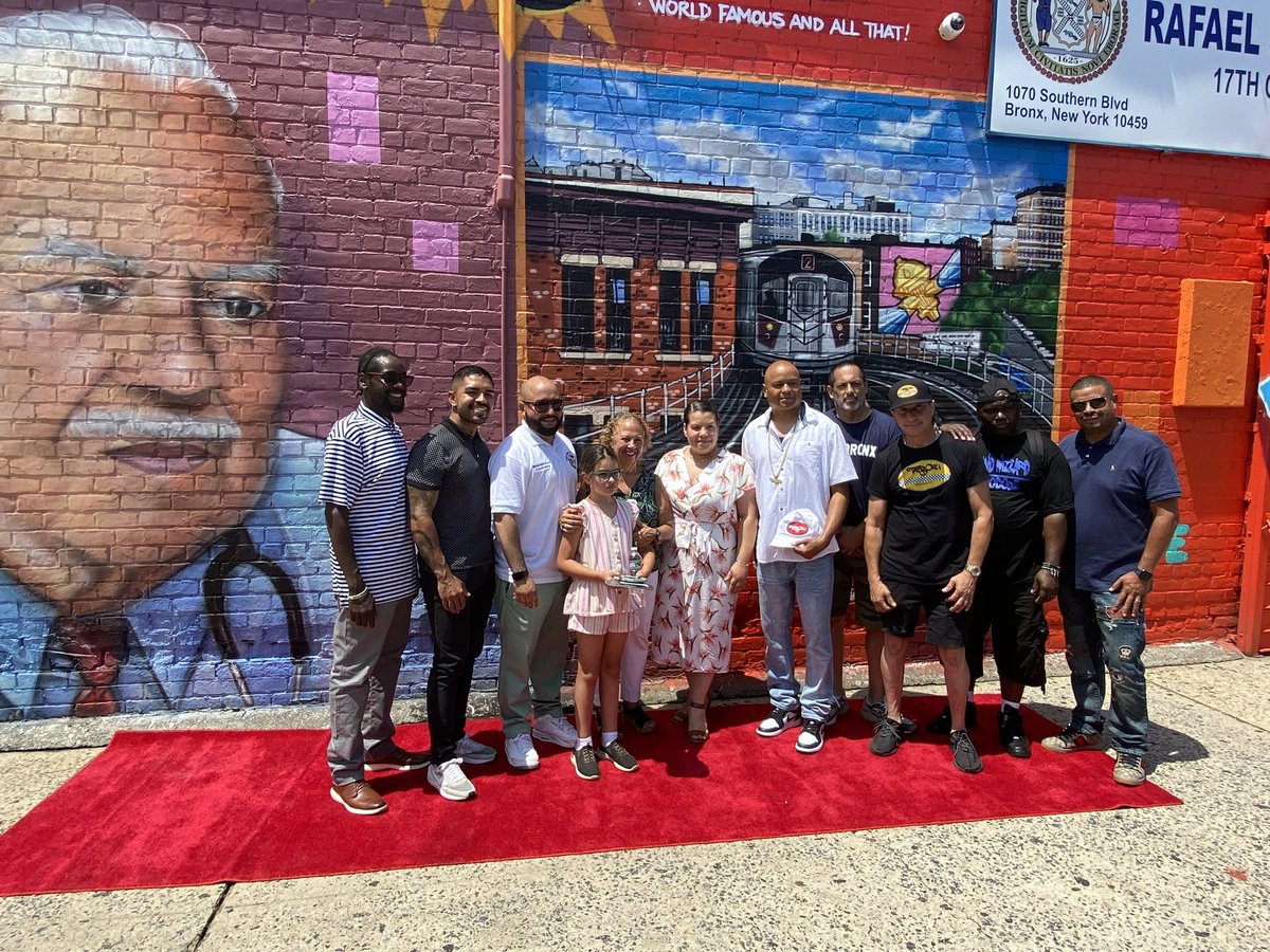HuntsPointNews's tweet image. A new mural was recently unveiled in Longwood honoring 3 hometown heroes for their contributions to the lives of #Bronxites — Dr. Richard Izquierdo, Grammy winner Raymond Santos &amp;amp; DJ Grand Wizard Theodore.

The art was created by #HuntsPoint-based muralist collective #TatsCru.