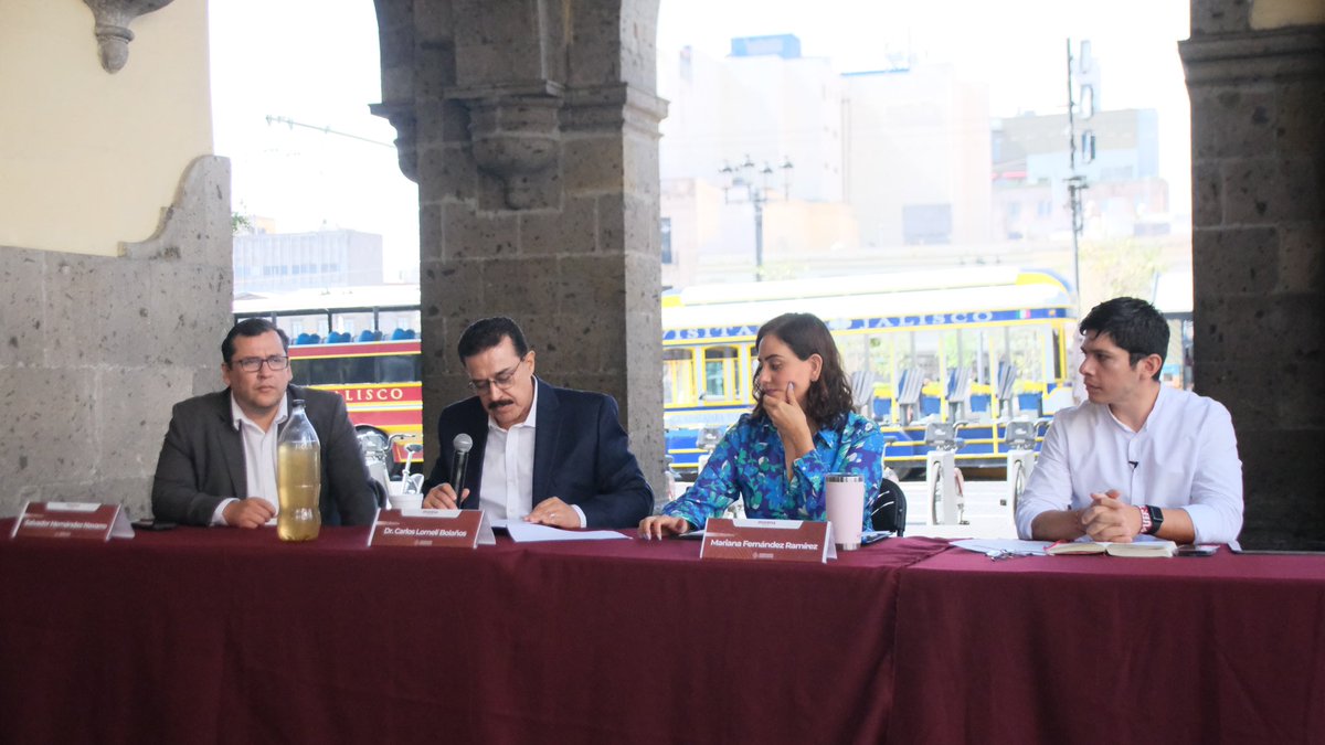 ea_puerto's tweet photo. Estuvimos en el @GuadalajaraGob junto a mis compañeros regidores denunciando el probable desfalco de 300 millones de pesos provocado por @PabloLemusN y @JuanJoseFrangie. 

Agradezco mucho la solidaridad de mis compañeros @DrCarlosLomeli, @mariana_fdzr y @ChavaHernandez_. Morena está más unido que nunca en el combate a la corrupción.