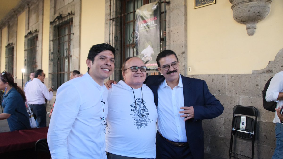 ea_puerto's tweet photo. Estuvimos en el @GuadalajaraGob junto a mis compañeros regidores denunciando el probable desfalco de 300 millones de pesos provocado por @PabloLemusN y @JuanJoseFrangie. 

Agradezco mucho la solidaridad de mis compañeros @DrCarlosLomeli, @mariana_fdzr y @ChavaHernandez_. Morena está más unido que nunca en el combate a la corrupción.