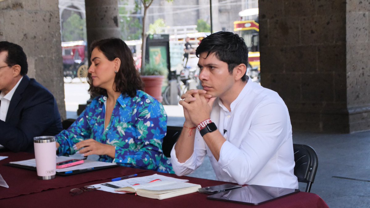 ea_puerto's tweet photo. Estuvimos en el @GuadalajaraGob junto a mis compañeros regidores denunciando el probable desfalco de 300 millones de pesos provocado por @PabloLemusN y @JuanJoseFrangie. 

Agradezco mucho la solidaridad de mis compañeros @DrCarlosLomeli, @mariana_fdzr y @ChavaHernandez_. Morena está más unido que nunca en el combate a la corrupción.