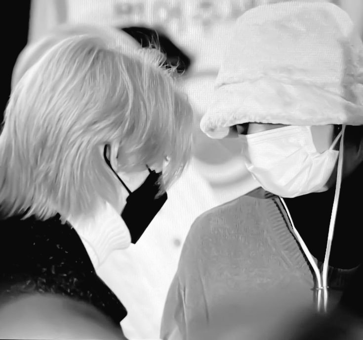yoonglixiee's tweet photo. teen tweets hyunlix pt.2

Meses después del accidente, Flx sigue sin recordarlo y Hynjn decide alejarse de todos por un tiempo. https://t.co/Kvb2rqvUg7