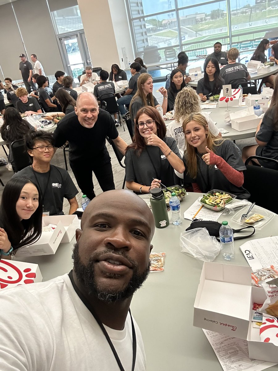 rashadbobino44's tweet photo. Thank you @mvanhoozer for giving us tools to handle our Mental Health!!💪🏾💪🏾@KatyISDAthletic @MackeySpeaks #onekaty #table6 https://t.co/AK7kCLN8XC