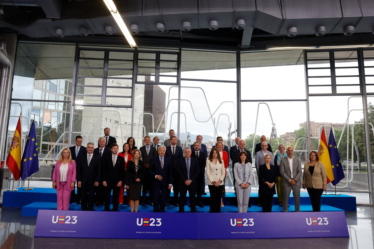 🌱 La segunda reunión del día se ha centrado en el consumo sostenible.

📷 Durante la mesa de trabajo ‘Next steps on sustainable consumption’, Rafael Escudero, 
Didier Reynders y las delegaciones participantes han marcado la ruta hacia un futuro más verde.